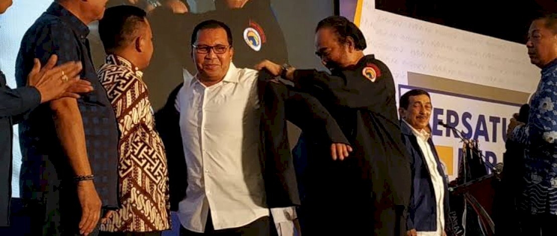 Surya Paloh saat mengukuhkan Danny Pomanto sebagai kader NasDem.