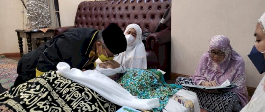 Melayat ke Rumah Duka, Taufan Pawe Kecup Kening Jenazah Irianto Achmad