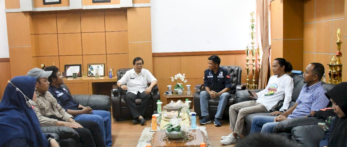 Wakil Bupati Luwu Utara, Suaib Mansur, melepas peserta selam Lutra menuju Porprov Sulsel, di Ruang Kerja Wakil Bupati Lutra, Rabu, 21 September 2022.