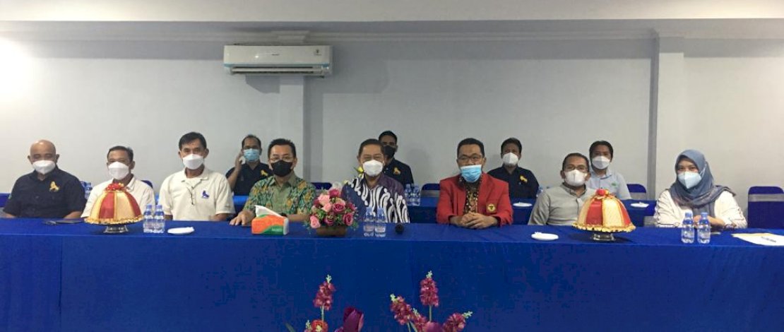 Presiden PT Charoen Pokphand Eastern Indonesia Peraphon Prayooravong, didampingi Senior Vice President Charoen Pokphand Indonesia Cristian Tiono dan Pramoj Garthong, serta para Senior Executive PT Charoen Pokphand Eastern Indonesia, bertemu dengan jajaran pimpinan Fakultas Peternakan Unhas, Rabu, 21 September 2022.