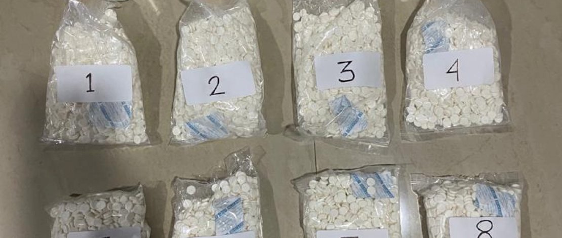 Barang bukti Obat Daftar G sebanyak 8.000 Butir yang diamankan Unit 4 Direktorat Reserse Narkoba  (Ditresnarkoba) Kepolisian Daerah Sulawesi Selatan (Polda Sulsel) Dari tempat kejadian perkara di Perum Dosen UNM/IKIP Blok D.1 Kel. Parang Tambung, Makassar, Kamis (21/9/2022) malam