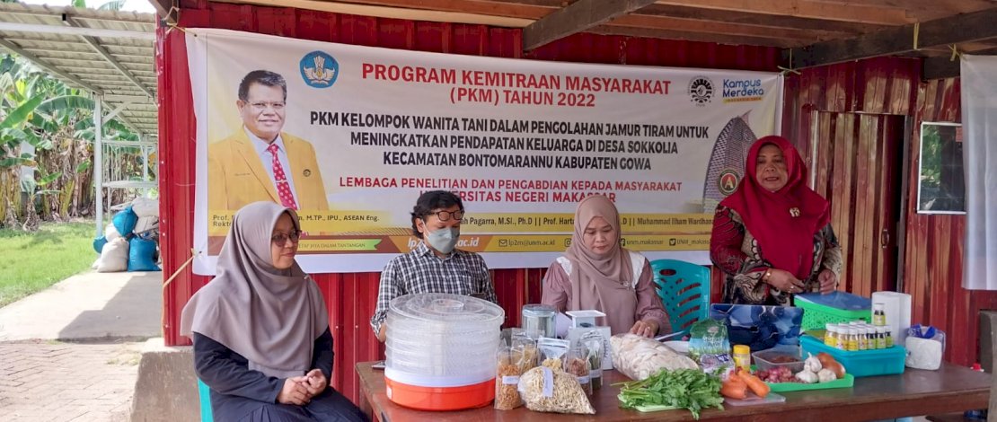 PKM UNM  Beri Pelatihan Pengolahan Jamur Tiram Bagi KWT Desa Sokolia