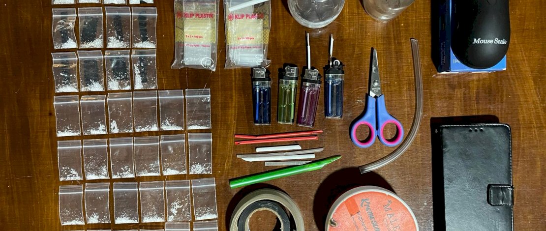 Barang bukti yang disita Unit 4 Subdit 1 Ditresnarkoba Polda Sulsel saat penangkapan NB (51) , IRT pengedar Narkoba Jenis Sabu di jenneponto, Sabtu (23/9/2022) 