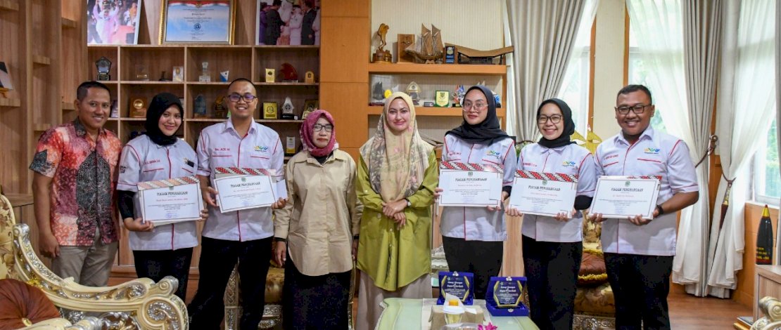 Bupati Luwu Utara, Indah Putri Indriani, Memberi penghargaan sekaligus melepas 5 orang tenaga kesehatan yang tergabung dalam program Nusantara Sehat di ruang kerjanya, Sabtu (24/09/2022).