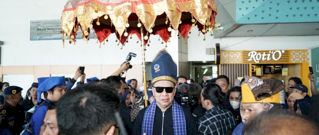 Ribuan kader NasDem menyambut kedatangan rombongan DPP di Bandara Sultan Hasanuddin, Sabtu, 24 September 2022.