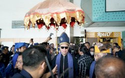 Meriahnya Penyambutan Elite DPP NasDem di Bandara Sultan Hasanuddin