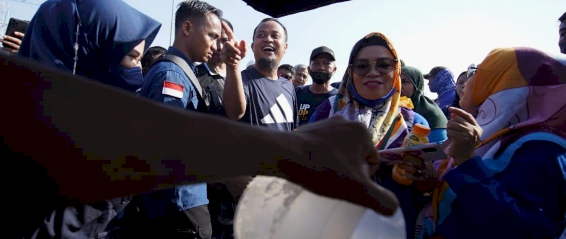 Gubernur Sulsel, Andi Sudirman Sulaiman, memborong dagangan buroncong, pada Jalan Sehat Restorasi Partai Nasdem di Center Point of Indonesia (CPI), Makassar, 25 September 2022.