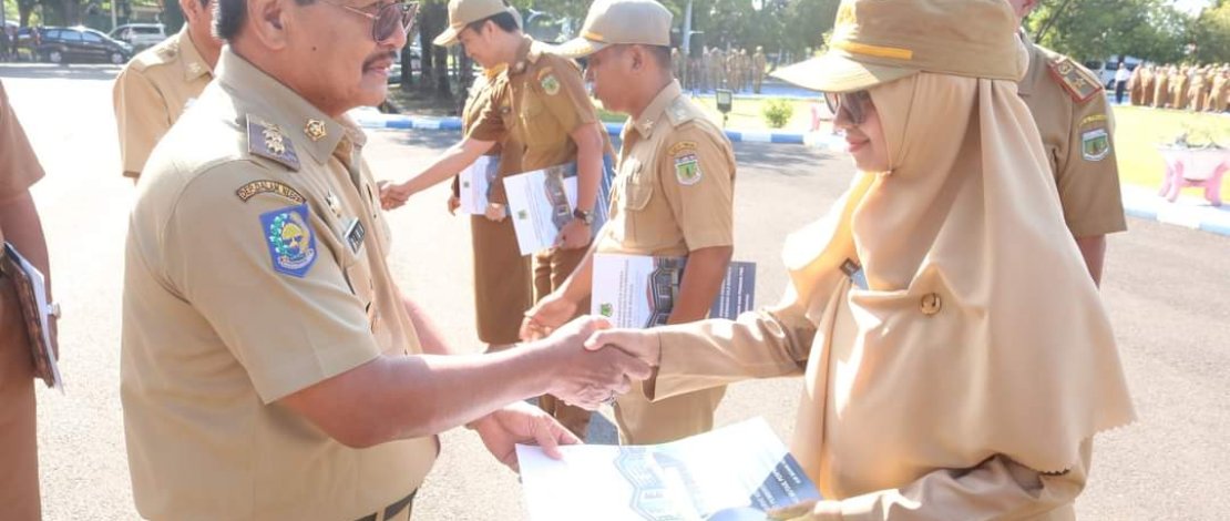 Wakil Bupati Pinrang, Alimin, menyerahkan Surat Keputusan (SK) kenaikan pangkat 438 ASN lingkup Pemerintah Kabupaten Pinrang, Senin, 26 September 2022.