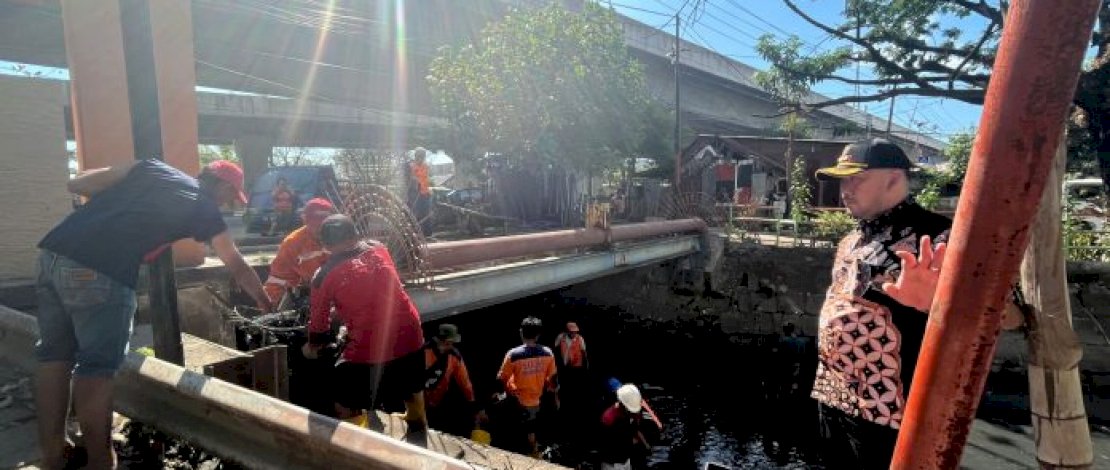 Camat Panakkukang Pantau Langsung Aktivitas Bersih-Bersih Drainase Satgas Panakkukang
