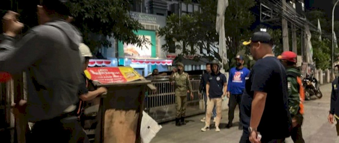 Tengah Malam, Camat Panakkukang Pimpin Pembersihan Lapak PK5 dan Penertiban Baliho Tanpa Izin