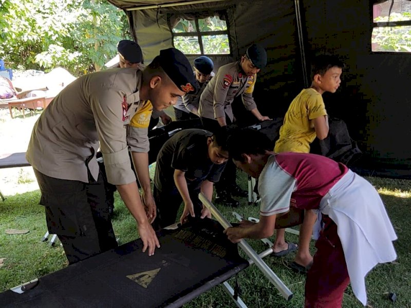 Siaga 24 Jam Tim SAR Brimob Bone Gercep Bantu Korban Kebakaran Di Pallette