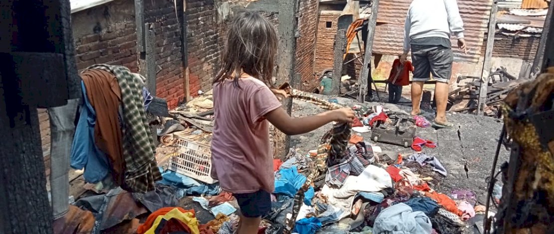 Potret Pilu Korban Kebakaran di Makassar Mengais Puing-puing Rumah 