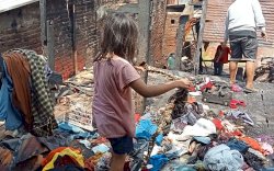 Potret Pilu Korban Kebakaran di Makassar Mengais Puing-puing Rumah 