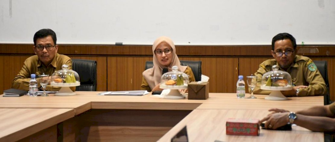 Bupati Luwu Utara, Indah Putri Indriani, memimpin Rapat Pembahasan Pola Ruang Revisi RTRW Lutra dengan Kabupaten Luwu Timur, yang dilaksanakan di Ruang Command Center Kantor Bupati Lutra, Selasa, 27 September 2022.