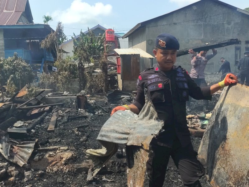 Brimob Bone Bantu Masyarakat Bersihkan Puing-puing Bekas Kebakaran