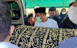Kakak Sepupunya Meninggal Dunia, Gubernur&nbsp;Sulsel Turut Antar ke Pekuburan di Toraja