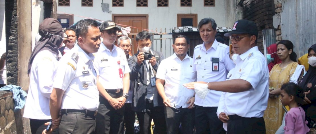 Wali Kota Makassar Moh Ramdhan Pomanto, mengunjungi lokasi kebakaran  di Jalan Rappokaling Timur Lorong 2, Kelurahan Rappokalling, Kecamatan Tallo, Rabu, 28 September 2022.