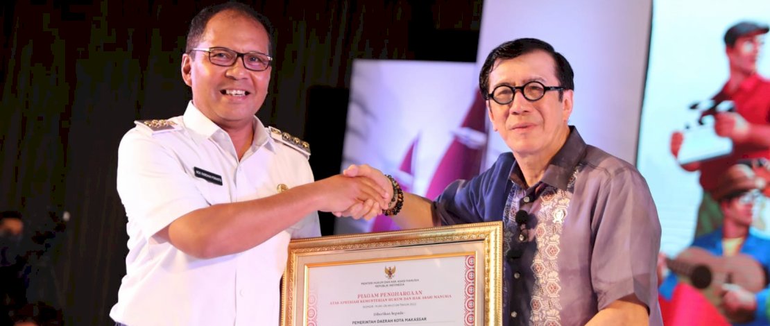 Wali Kota Makassar Moh Ramdhan "Danny" Pomanto, meraih penghargaan dari Kementerian Hukum dan HAM (Kemenkumham) RI atas kontribusinya dalam pengajuan kekayaan intelektual. 
