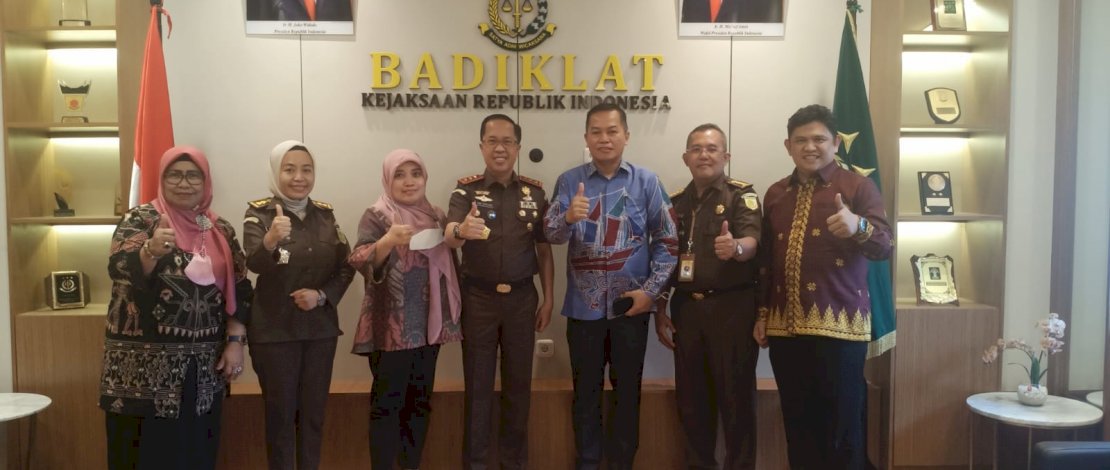Rombongan Fakultas Hukum Unhas saat melakukan pertemuan dengan Badan Pendidikan dan Pelatihan Kejagung RI.