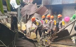 Timpa Rumah Warga, Respons Cepat Tim SAR Brimob Bone Evakuasi Pohon Tumbang