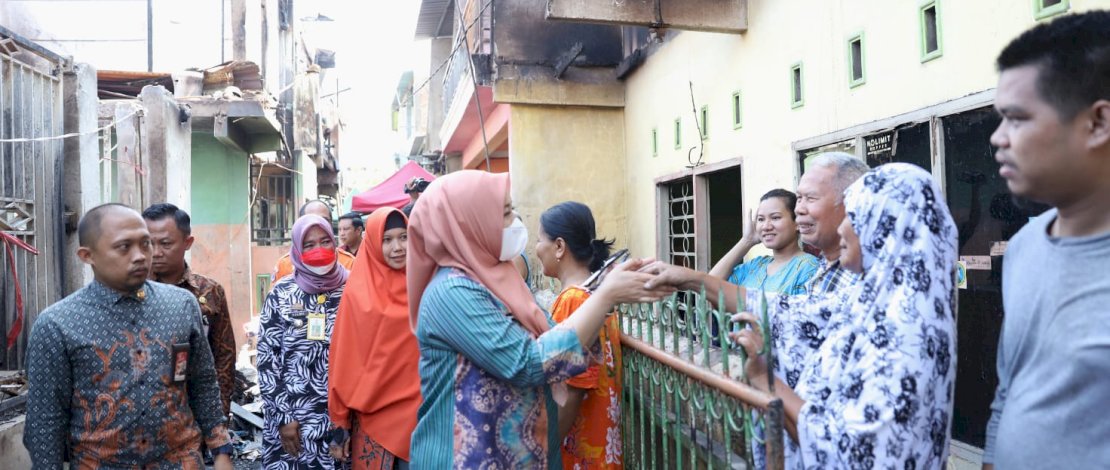 Wakil Wali Kota Makassar, Fatmawati Rusdi, mengunjungi korban kebakaran Jalan Rappokalling, Kecamatan Tallo, Kamis, 29 September 2022.