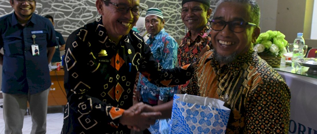 Sekretaris Daerah Luwu Utara (Lutra), Armiadi, menghadiri pertemuan monitoring dan evaluasi implementasi Kapitasi Berbasis Komitmen Pelayanan (KBKP) FKTP TW III, yang dilaksanakan di Aula Dinas Kesehatan, Kamis, 29 September 2022.
Sekretaris Daerah Luwu Utara (Lutra), Armiadi, menghadiri pertemuan monitoring dan evaluasi implementasi Kapitasi Berbasis Komitmen Pelayanan (KBKP) FKTP TW III, yang dilaksanakan di Aula Dinas Kesehatan, Kamis, 29 September 2022.