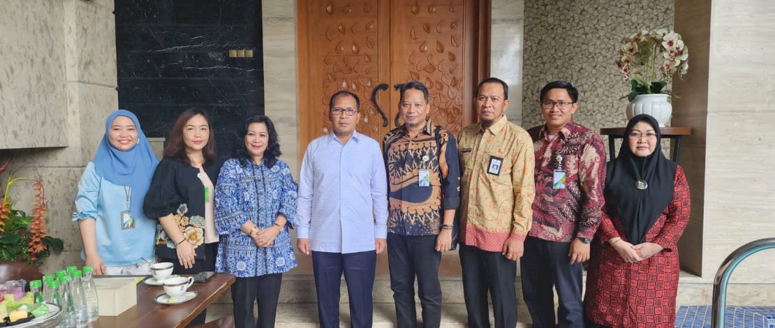 Danny Pomanto saat menerima Kepala Cabang BPJS Ketenagakerjaan Makassar, Hendrayanto, di kediamannya, Jalan Amirullah, Jumat, 30 September 2022.
