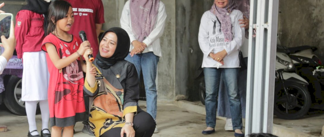 Wakil Wali Kota Makassar, Fatmawati Rusdi, memberikan semangat bagi anak-anak korban kebakaran Rappokalling,  Jumat, 30 September 2022. 
