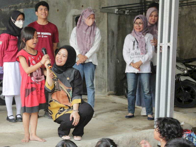 Fatmawati Rusdi Beri Trauma Healing Bagi Anak Korban Kebakaran Rappokalling