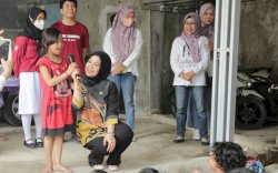 Fatmawati Rusdi Beri Trauma Healing Bagi Anak Korban Kebakaran Rappokalling