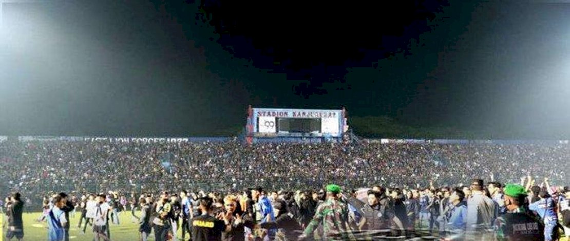 Kondisi Stadion Kanjuruhan yang dipenuhi penonton Kondisi Stadion Kanjuruhan yang dipenuhi penonton
