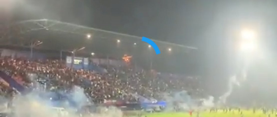 Tangkapan layar video yang menunjukkan kondisi Stadion Kanjuruhan yang dipenuhi gas air mata, Minggu (02/10/2022) dini hari. 