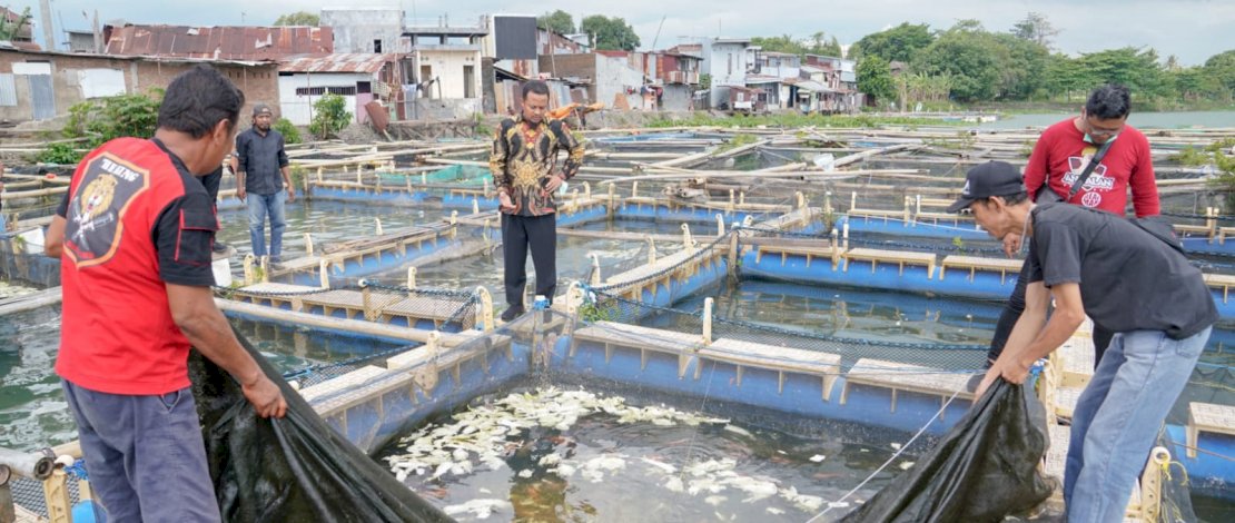 Gubernur Sulsel, Andi Sudirman Sulaiman, meninjau usaha perikanan warga keramba apung di Balang Baru, Kecamatan Tamalate, Kota Makassar, kemarin, Minggu, 2 Oktober 2022.