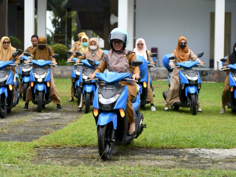 Bupati Lutra Serahkan Kendaraan Operasional untuk Penyuluh KB dan Pertanian