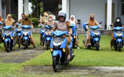 Bupati Lutra Serahkan Kendaraan Operasional untuk Penyuluh KB dan Pertanian