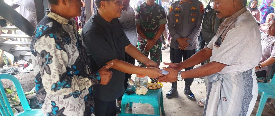 Bupati Pinrang Serahkan Bantuan Untuk Keluarga Korban Kekerasan KKB Bupati Pinrang Serahkan Bantuan Untuk Keluarga Korban Kekerasan KKB