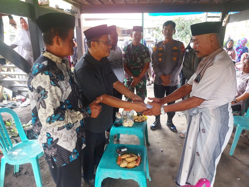 Bupati Pinrang Serahkan Bantuan Untuk Keluarga Korban Kekerasan KKB