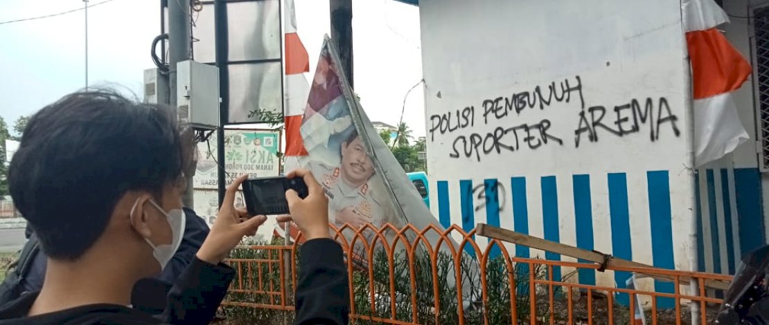 Buntut Ricuh di Stadion Kanjuruhan, Pos di Makassar Dibakar: Polisi Pembunuh!