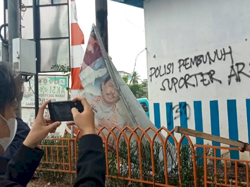 Buntut Ricuh di Stadion Kanjuruhan, Pos di Makassar Dibakar: Polisi Pembunuh!