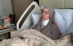 Beredar Foto Lesti Kejora Gunakan Gips di Leher, Polisi Membenarkan: Tulang Ada yang Bergeser 