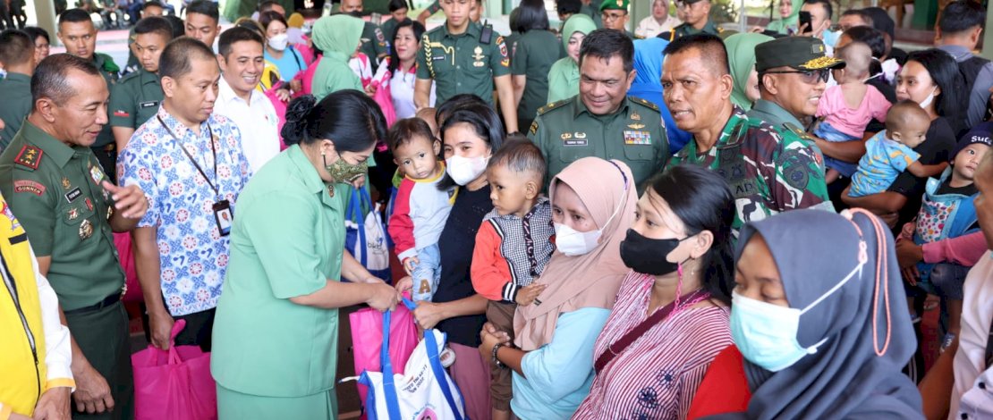 Panglima Kodam XIV/Hasanuddin Mayjen TNI Totok Imam Santoso, menyalurkan sejumlah paket sembako dan vitamin kepada keluarga berisiko stunting dan ibu hamil, pada kegiatan Donor Darah dan Upaya Pencegahan Stunting sebagai rangkaian peringatan Hari Ulang Tahun (HUT) TNI ke-77, di Lapangan Hasanuddin Makassar, Selasa, 4 Oktober 2022.