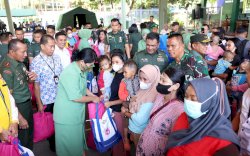 Pangdam XIV Hasanuddin Salurkan Paket Sembako Cegah Stunting