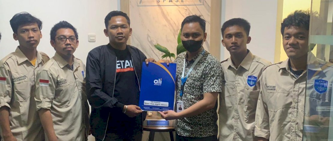 Pengurus DPP Petani Muda Organik Indonesia saat menerima SK Kemenkumham.