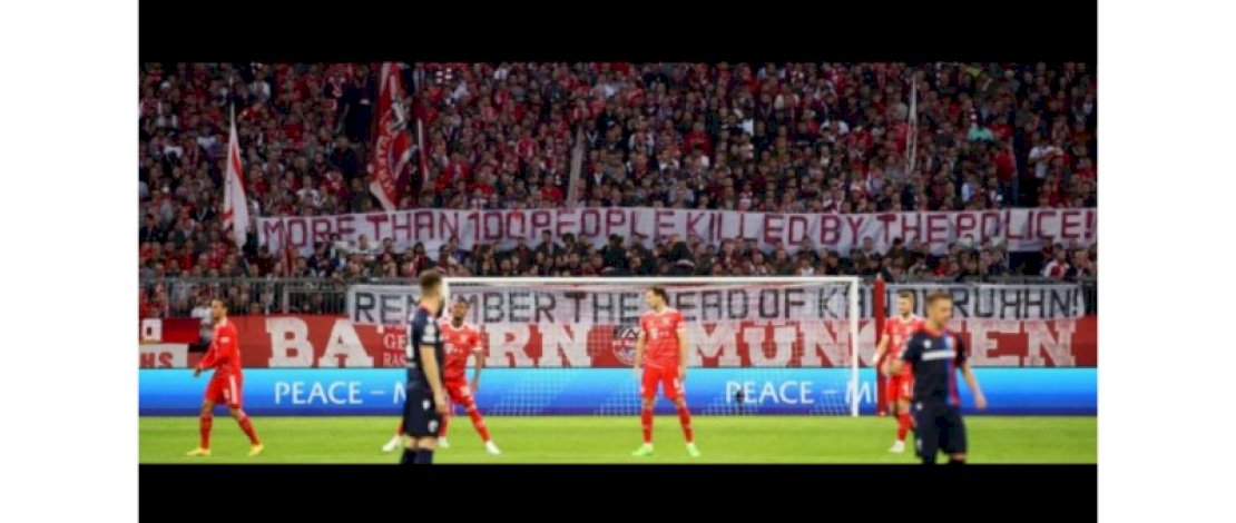 Saat laga klubnya melawan Viktoria Plzen, Rabu (5/10/2022) fans Bayern Munich membentangkan spanduk besar bertuliskan "More than 100 People Killed by Police  (lebih dari 100 orang dibunuh oleh polisi) di tribun penonton