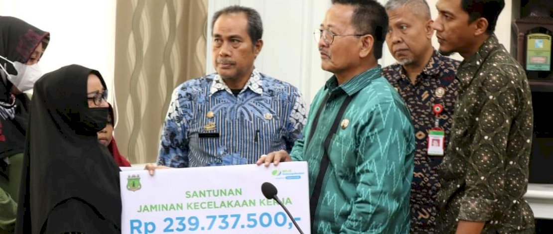 Wakil Bupati Pinrang Serahkan Santunan Kematian BPJS Ketenagakerjaan Untuk Khatib