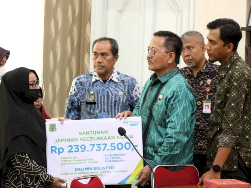 Wakil Bupati Pinrang Serahkan Santunan Kematian BPJS Ketenagakerjaan Untuk Khatib