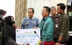 Wakil Bupati Pinrang Serahkan Santunan Kematian BPJS Ketenagakerjaan Untuk Khatib