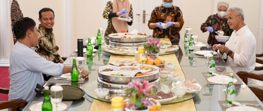 Gubernur Sulsel, Andi Sudirman Sulaiman, makan malam bersama Gubernur Jawa Tengah, Ganjar Pranowo, malam tadi.