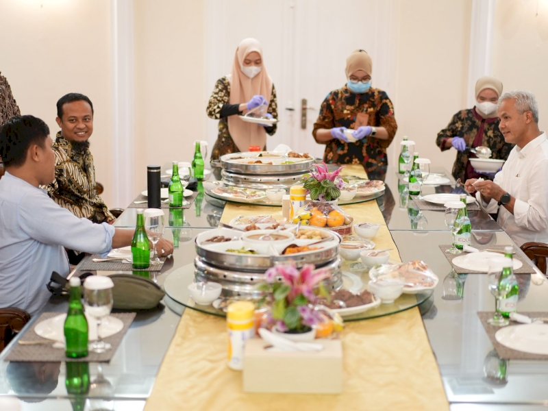 Dijamu Makan Malam, Ganjar Pranowo Sharing Pengalaman Jadi Gubernur ke Andi Sudirman