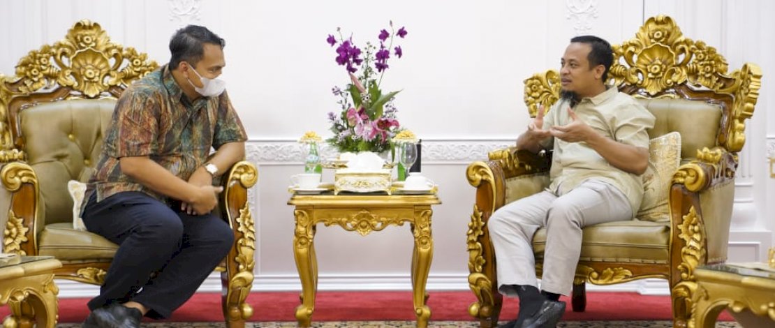 Direktur Supply Chain dan Pelayanan Publik Perum Bulog, Mokhamad Suyamto, saat bertemu dengan Gubernur Sulsel Andi Sudirman Sulaiman, Minggu malam, 9 Oktober 2022.